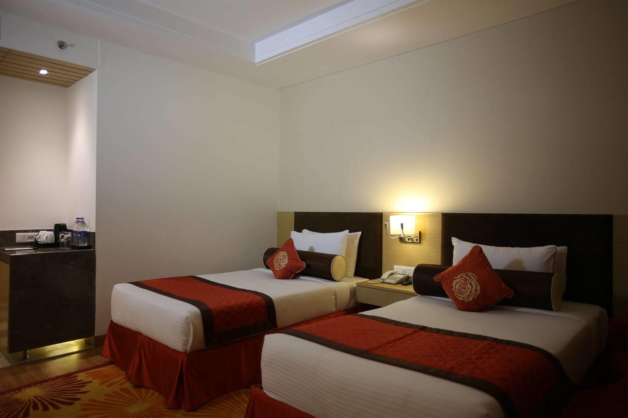 Country Inn & Suites By Radisson, มีรัท ภายนอก รูปภาพ