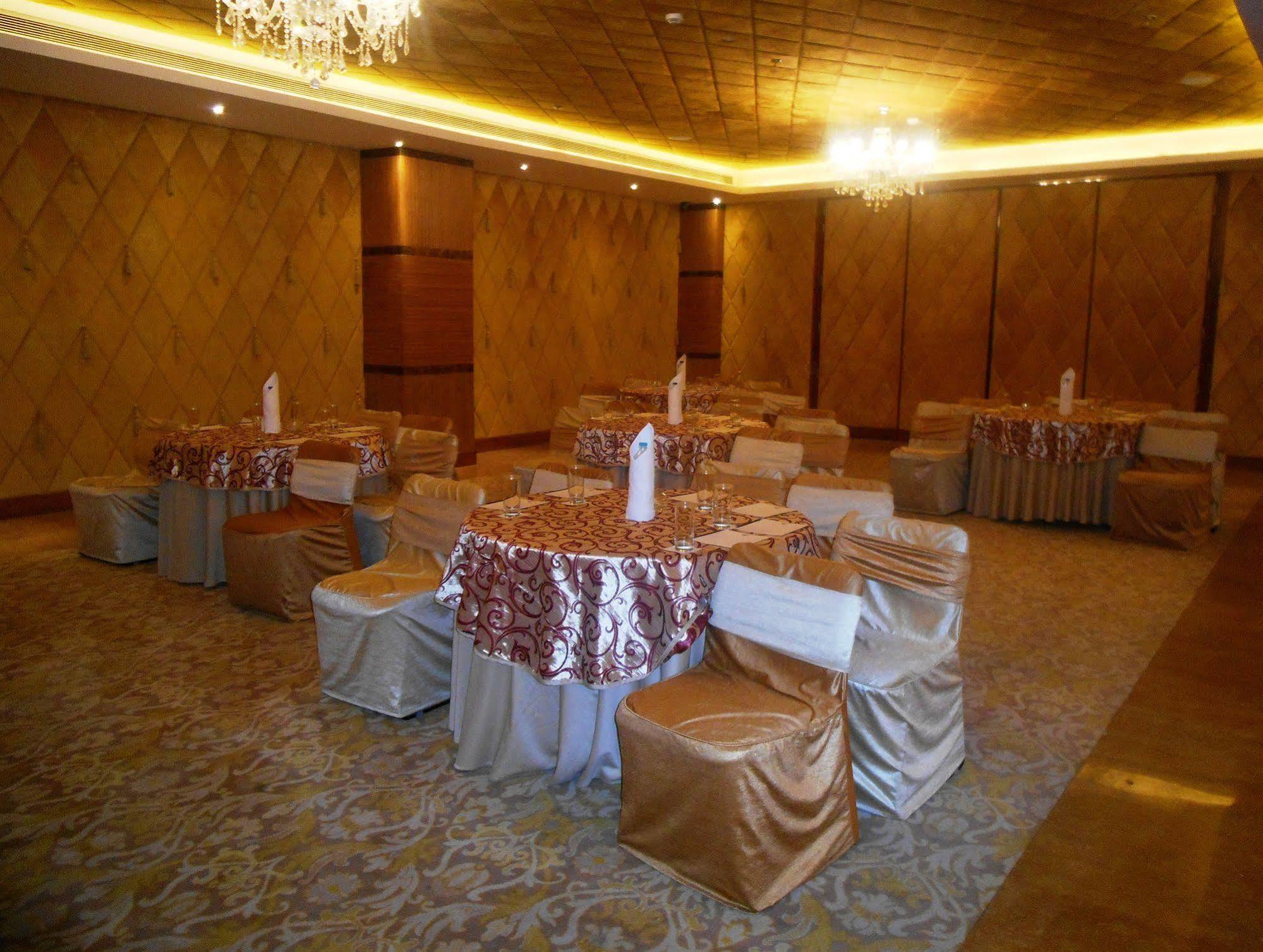 Country Inn & Suites By Radisson, มีรัท ภายนอก รูปภาพ