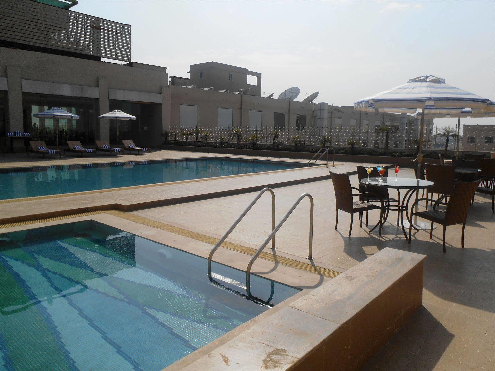 Country Inn & Suites By Radisson, มีรัท ภายนอก รูปภาพ