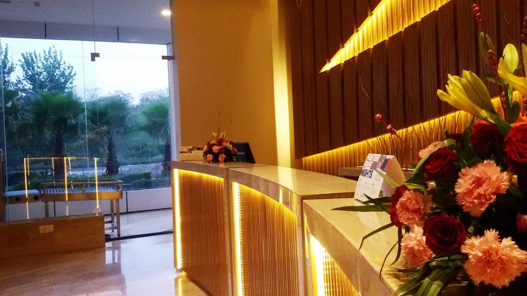 Country Inn & Suites By Radisson, มีรัท ภายนอก รูปภาพ